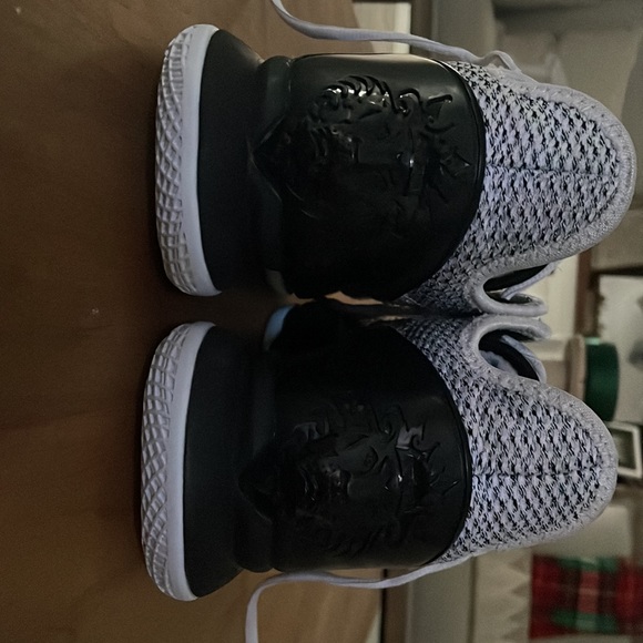 Black and white LeBron Witness 4 - Picture 3 of 8